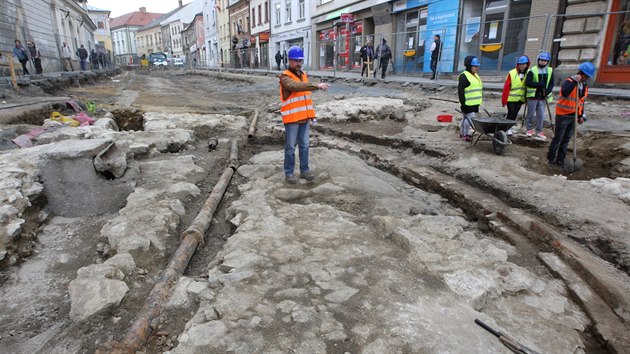 Vedouc archeologickho tmu Richard Zatloukal ukazuje na staveniti na olomouck td 1. mje odhalen zklady stedovk Hradsk brny v mstech, kde kdysi konilo stedovk msto.