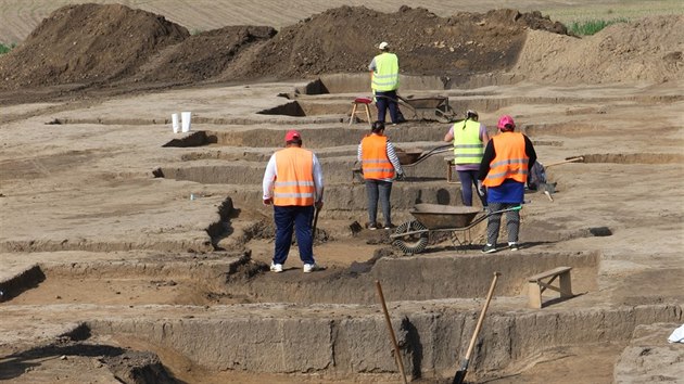 Na trase poslednho chybjcho seku dlnice D1 naplno pracuj archeologov. Narazili u mimo jin na destky dom z doby kamenn a bronzov. (17. kvtna 2017)