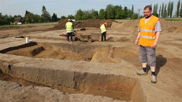 Na trase poslednho chybjcho seku dlnice D1 naplno pracuj archeologov (na snmku vedouc vzkumu Jakub Vrna). Narazili u mimo jin na destky dom z doby kamenn a bronzov. (17. kvtna 2017)