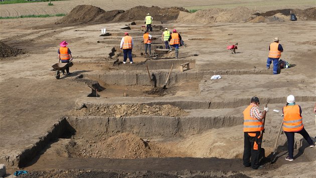 Na trase poslednho chybjcho seku dlnice D1 naplno pracuj archeologov. Narazili u mimo jin na destky dom z doby kamenn a bronzov. (17. kvtna 2017)