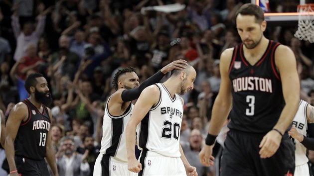 Patty Mills ze San Antonia dkuje spoluhri Manu Ginbilimu, zklaman jsou houstont James Harden (vlevo) a Ryan Anderson (vpravo).