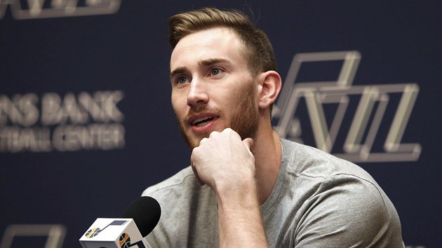 Gordon Hayward na tiskov konferenci