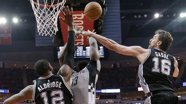 LaMarcus Aldridge (vlevo) a Pau Gasol ze San Antonia zastavuj Jamese Hardena z Houstonu.