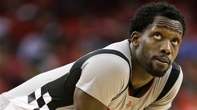 Patrick Beverley z Houstonu neme uvit skre zpasu se San Antoniem.