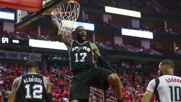 Jonathon Simmons ze San Antonia zasmeoval proti Houstonu.