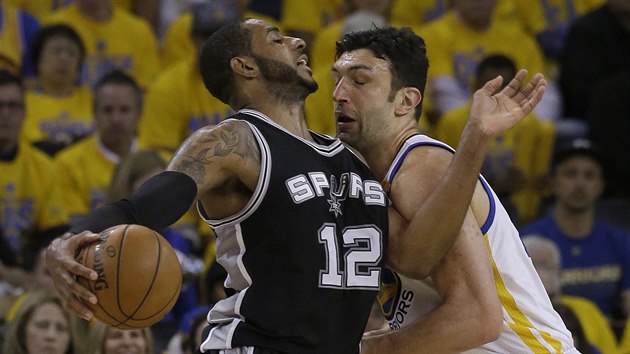 LaMarcus Aldridge (vlevo) ze San Antonia se tla do Zazy Pauluji z Golden State.