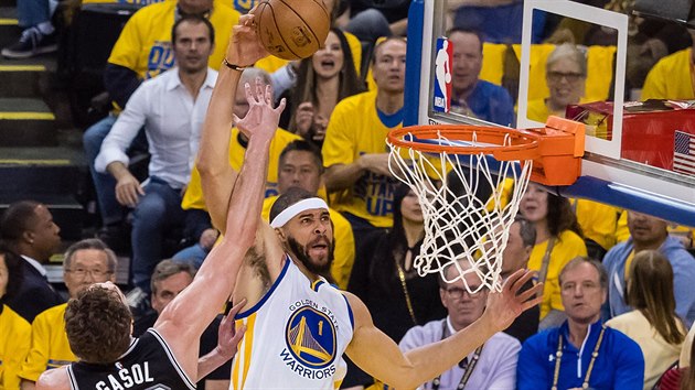 Pau Gasol (vlevo) ze San Antonia fauluje JaValeho McGee z Golden State.