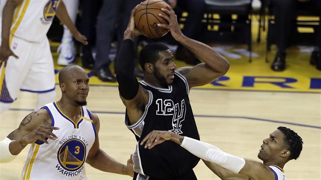 LaMarcus Aldridge (uprosted) ze San Antonia pod tlakem Davida Westa (vlevo) a Patricka McCawa z Golden State.