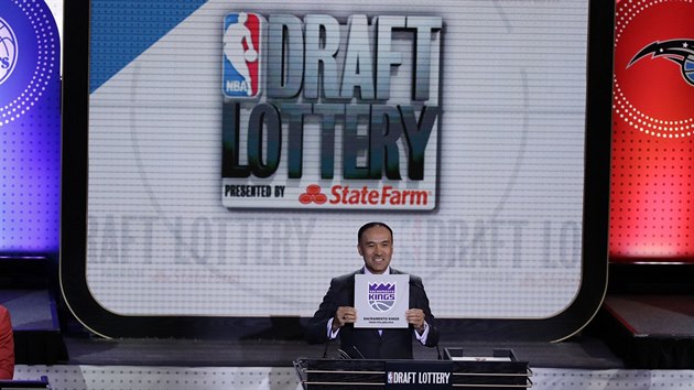 Mark Tatum piadil k Sacramentu pt msto v draftov loterii.