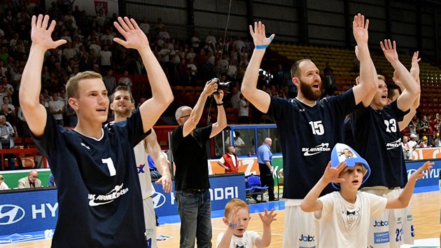 Dnt basketbalist se lou s domcmi fanouky po prvnm finle. Zleva Tom Gavenda, Jakub Houka a Luk Baant.