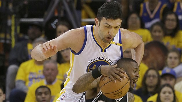 Zaza Paulija (nahoe) z Golden State tla na Jonathona Simmonse ze San Antonia.