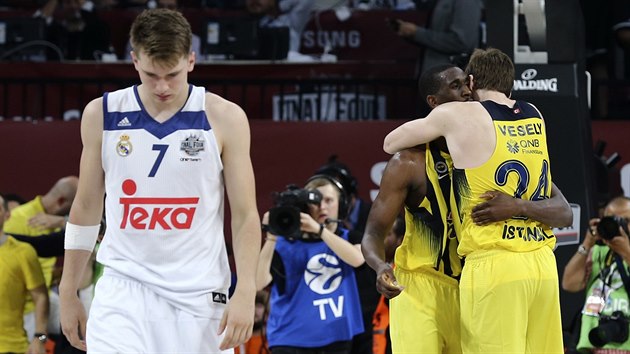 Jan Vesel (vpravo) a Ekpe Udoh slav postup Fenerbahce do finle Euroligy, zklamanm zstal Luka Doni z Realu Madrid.