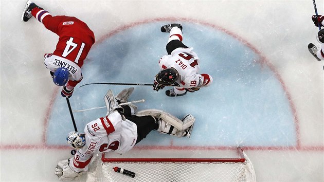 Tom Plekanec (slo 14) v anci ped vcarskm glmanem Niklasem Schlegelem.