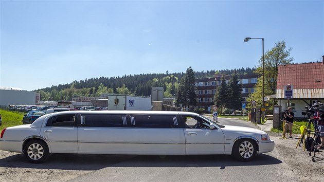 Před rýnovickou věznicí zaparkovala luxusní limuzína.