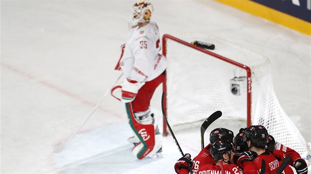 Švýcarští hokejisté slaví gól proti Bělorusku.