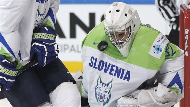 Slovinsk glman Gasper Kroselj zasahuje v utkn proti esku.