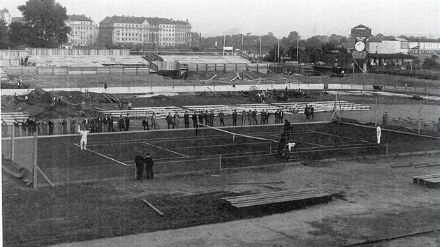 Tenisov exhibice Karla Koeluha na stadionu Sparty v roce 1934