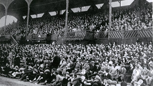 Hlavn tribuna sparanskho stadionu v roce 1931