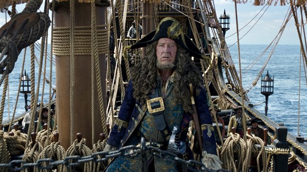 Geoffrey Rush jako kapitán Barbossa ve filmu Piráti z Karibiku: Salazarova pomsta