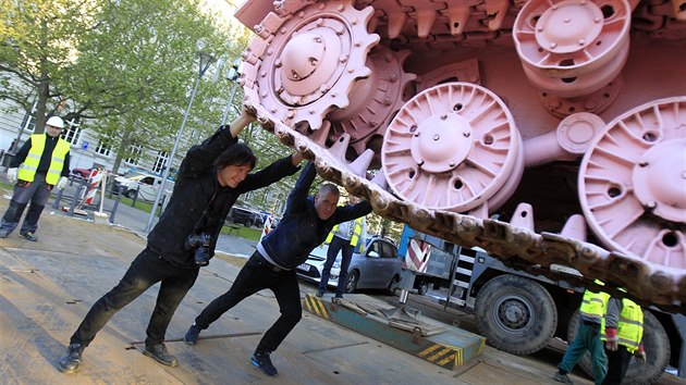 Růžový tank Davida Černého převezli do Brna jako součást výstavy KMENY 90.
