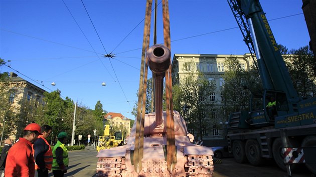 Růžový tank Davida Černého převezli do Brna. Je součástí výstavy KMENY 90.