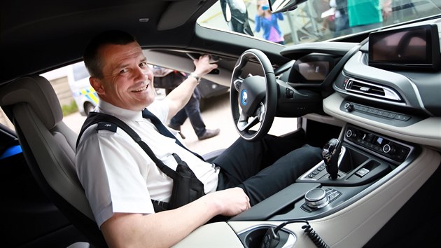 Dopravní policie má k dispozici první supersportovní vůz v policejních barvách. Na piráty silnic nově nasadí BMW i8 s hybridním pohonem.