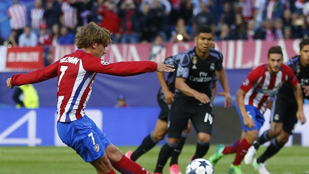 tonk Atltika Madrid Antoine Griezmann promuje penaltu v zpase proti Realu.