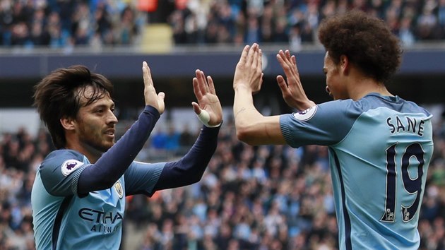 David Silva (vlevo) slav svou branku do st Leicesteru se spoluhrem z Manchesteru City Leroyem Sanm.