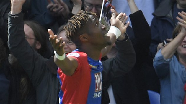 Wilfried Zaha z Crystal Palace oslavuje gl do st Hullu.