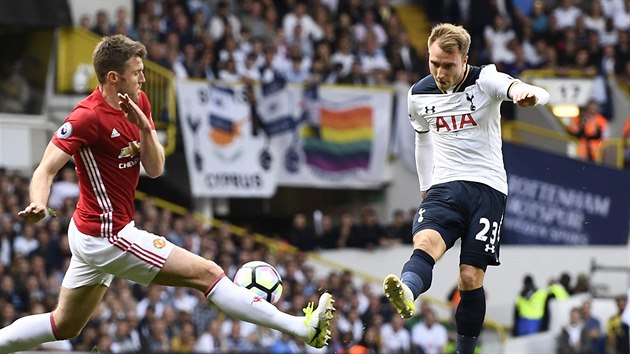 Christian Eriksen (Tottenham) a Michael Carrick (Manchester United) bhem zpasu anglick ligy.