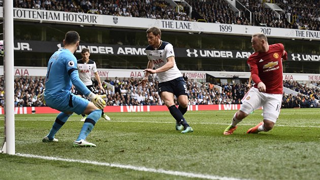 Wayne Rooney, kapitn Manchesteru United, sniuje v utkn na hiti Tottenhamu skre na 1:2.