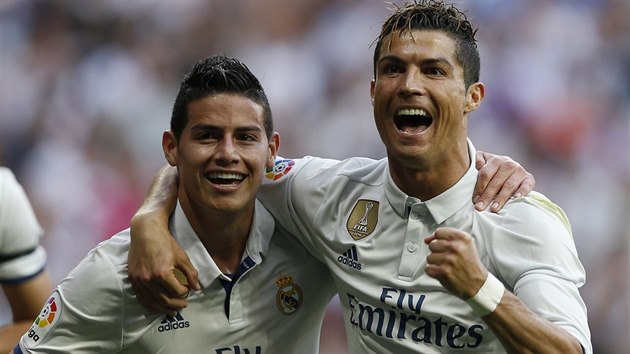 Cristiano Ronaldo a James Rodriguez se raduj z glu Realu do st Sevilly.