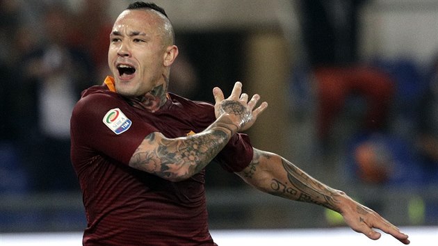 Radja Nainggolan z AS m oslavuje gl v utkn proti Juventusu.