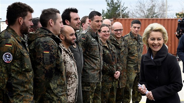 Nmeck ministryn obrany Ursula von der Leyenov hovo s vojky Bundeswehru pi nvtv zklady İncirlik v roce 2016