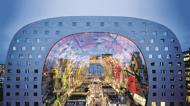 Brána. Zast�e�ené tr�i�t� Rotterdam Markthal od nizozemské kancelá�e MVRDV...