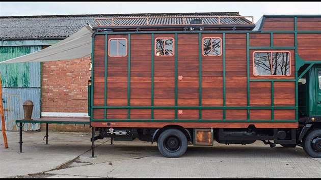 Dean Crago předělal třicet let používaný box na přepravu koní na plnohodnotné bydlení s terasou. 