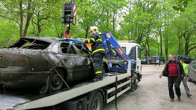 Policist vytahovali ze dna rybnka v lokalit Koz Becrek automobily.