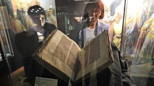 V Ostravském muzeu je v těchto dnech k vidění originál Dražického kodexu. Na snímku ředitelka Archivu města Ostravy Blažena Przybylová.