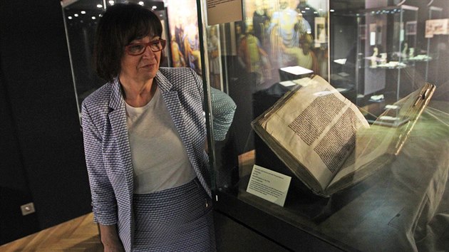 V Ostravském muzeu je v těchto dnech k vidění originál Dražického kodexu. Na snímku ředitelka Archivu města Ostravy Blažena Przybylová.