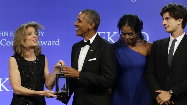 Caroline Kennedyov, Barack Obama s manelkou Michelle a Jack Schlossberg na udlen cen Profile in Courage (Boston, 7. kvtna 2017)