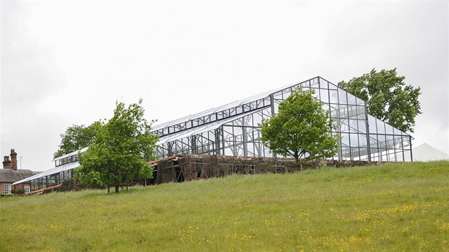 Sklenn pavilon, kde se bude konat svatebn hostina Pippy Middletonov (Bucklebury, 15. kvtna 2017).