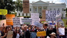Ameriané protestují ped Bílým domem proti vyhození éfa FBI Jamese Comeyho....