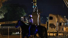 Strhávání sochy  konfederačního prezidenta Jeffersona Davise v New Orleans....