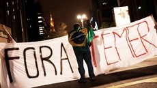 Brazilci demonstrují za sesazení prezidenta Michela Temera s plakáty „Temer...