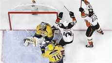 Nate Thompson a Ryan Getzlaf z Anaheimu oslavují gól v utkání s Nashvillem.