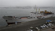 Severokorejský trajekt kotví v pístavu u ruského msta Vladivostok. (19....