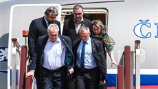Prezident Miloš Zeman (vlevo vpředu) s manželkou Ivanou vystupují z letadla po...