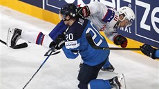 Fin Sebastian Aho v souboji s Norem Mattiasem Norstebem.