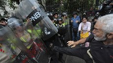 Venezueltí dchodci v pátek vyli do ulic (12. kvtna 2017)