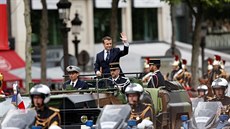 Emmanuel Macron p�i p�íjezdu k Vít�znému oblouku p�es Champs-Élysées (14....